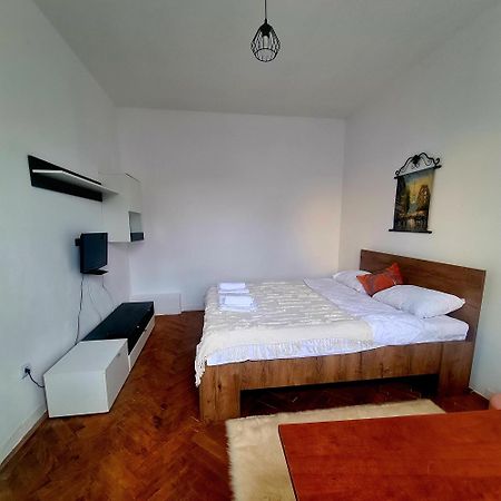 Mural Art Apartament Petroşani Eksteriør billede