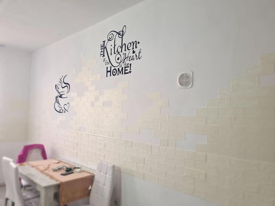 Mural Art Apartament Petroşani Eksteriør billede