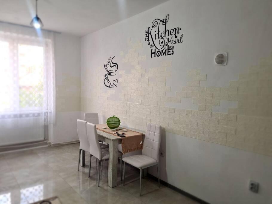 Mural Art Apartament Petroşani Eksteriør billede